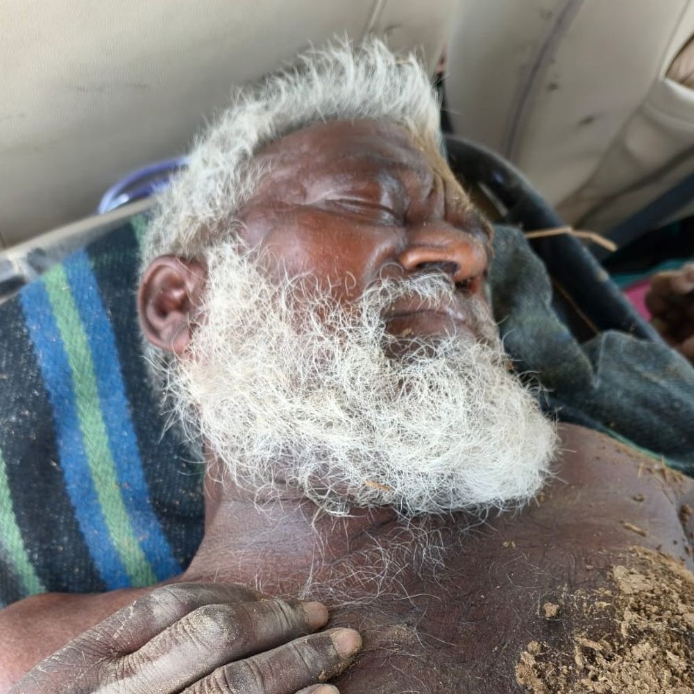 डबवाली में सड़क किनारे बेसुध मिला बुजुर्ग:जनसेवा ट्रस्ट की एंबुलेंस ने अस्पताल पहुंचाया, पंजाब का रहने वाला