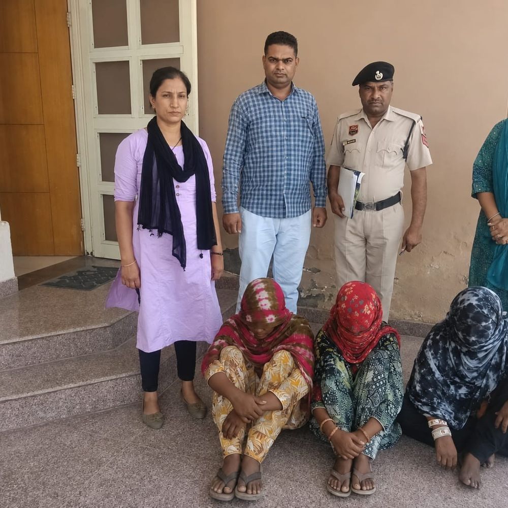 हांसी में घी चोरी मामले में 3 महिलाएं गिरफ्तार:2 पंजाब की रहने वाले, दुकान का शटर तोड़कर निकाला था 11 पेटी घी