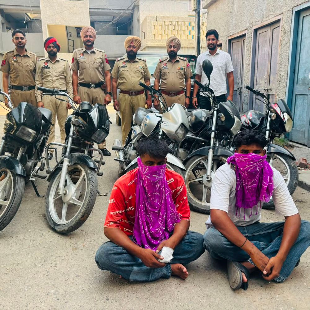 मोगा पुलिस ने चोरी के 5 मोटरसाइकिल बरामद किए:दो आरोपी गिरफ्तार, नाकेबंदी में पकड़े गए आरोपी से गिरोह का खुलासा