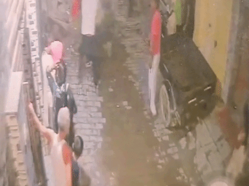 करनाल में डीजे की आवाज को लेकर विवाद:दो पक्षों में पथराव और लाठी-डंडे चले,हमले में गर्भवती महिला व बुजुर्ग घायल, घटना सीसीटीवी में कैद