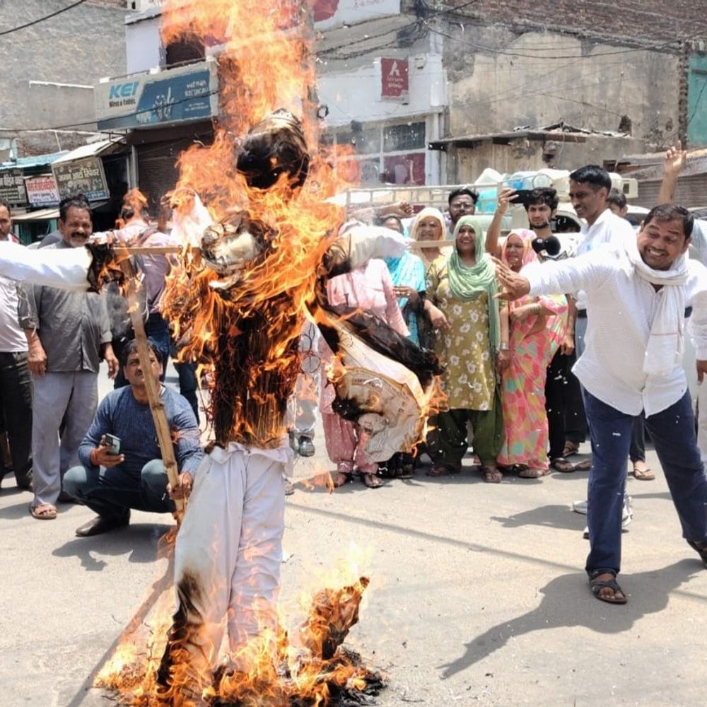 भिवानी में प्रशासन के खिलाफ प्रदर्शन, पुतला फूंका:65 साल से काबिज परिवारों को बेदखली का प्रयास, बोले- कार्रवाई न हुई तो होगा जनांदोलन