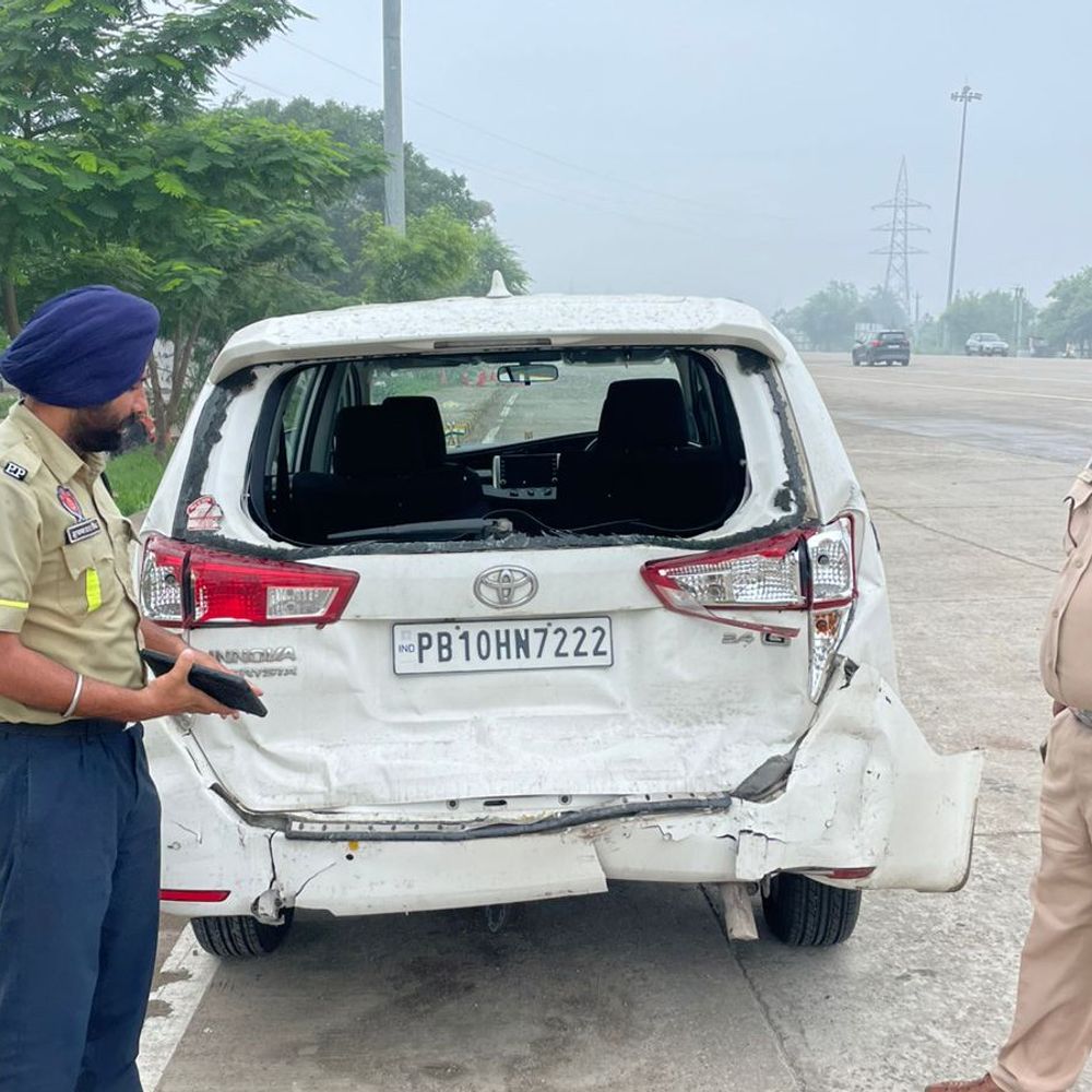 पंजाब गवर्नर की सुरक्षा में बड़ी चूक:VIP लेन से गुजर रहे काफिले में इनोवा कार घुसी, एम्बुलेंस से टकराई; एक महिला समेत 2 घायल