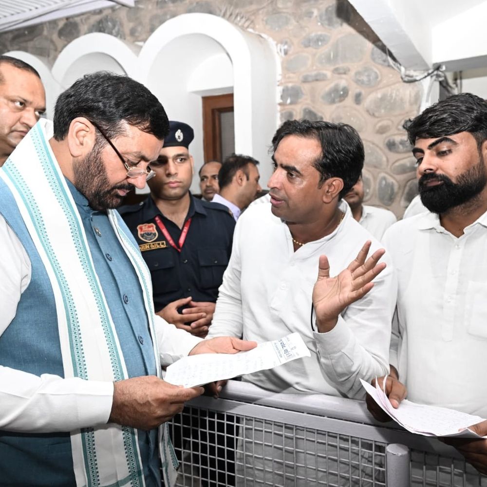 रोहतक के ग्रामीणों ने मुख्यमंत्री से की मुलाकात:सांपला तक सर्विस रोड बनाने की मांग, नायब सैनी ने दिया कार्रवाई का भरोसा