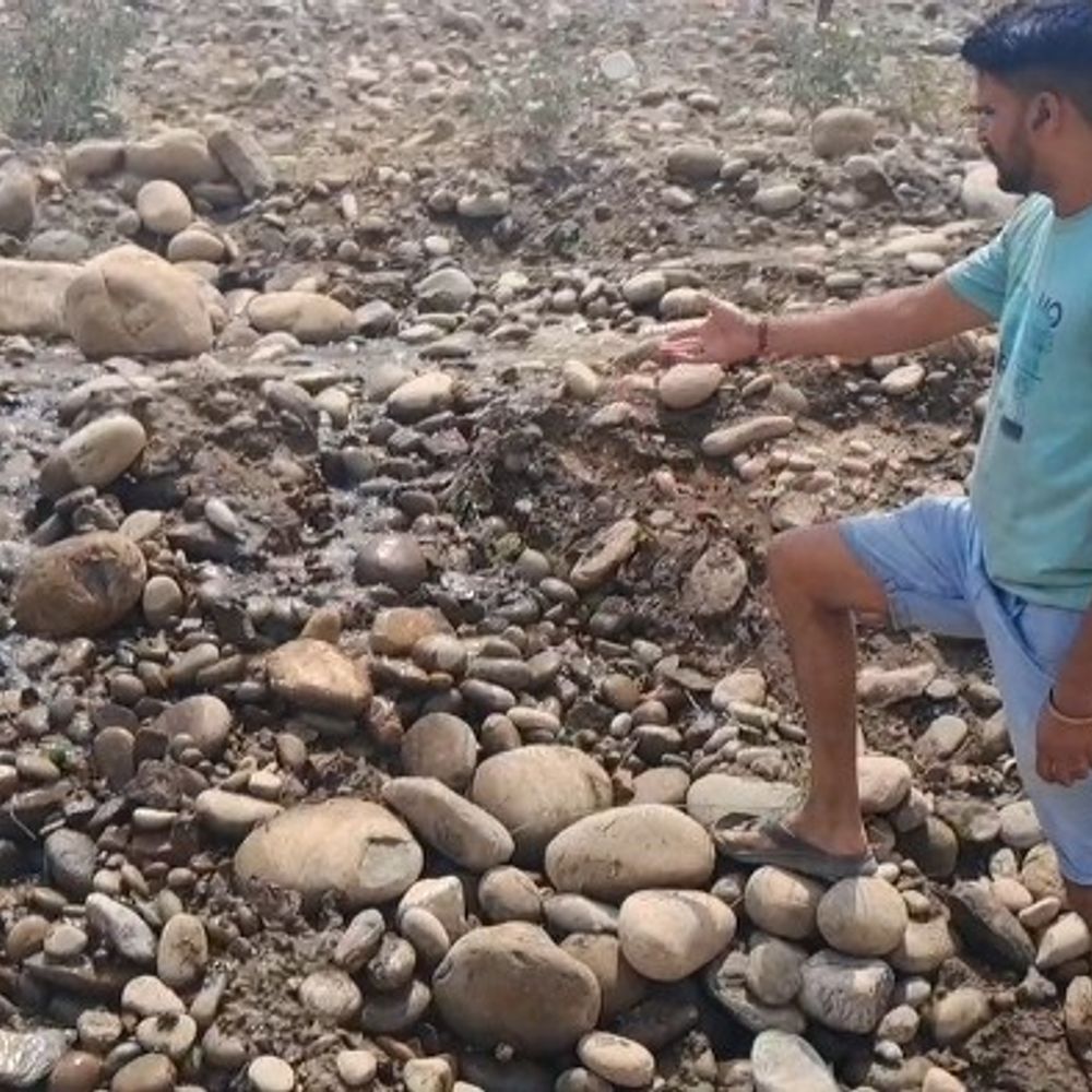 पठानकोट के गांव बहेड़िया में बाढ़ का खतरा:नहर में पानी का रिसाव होने से ग्रामीणों की बढ़ी चिंता; पिछले साल हो चुका नुकसान