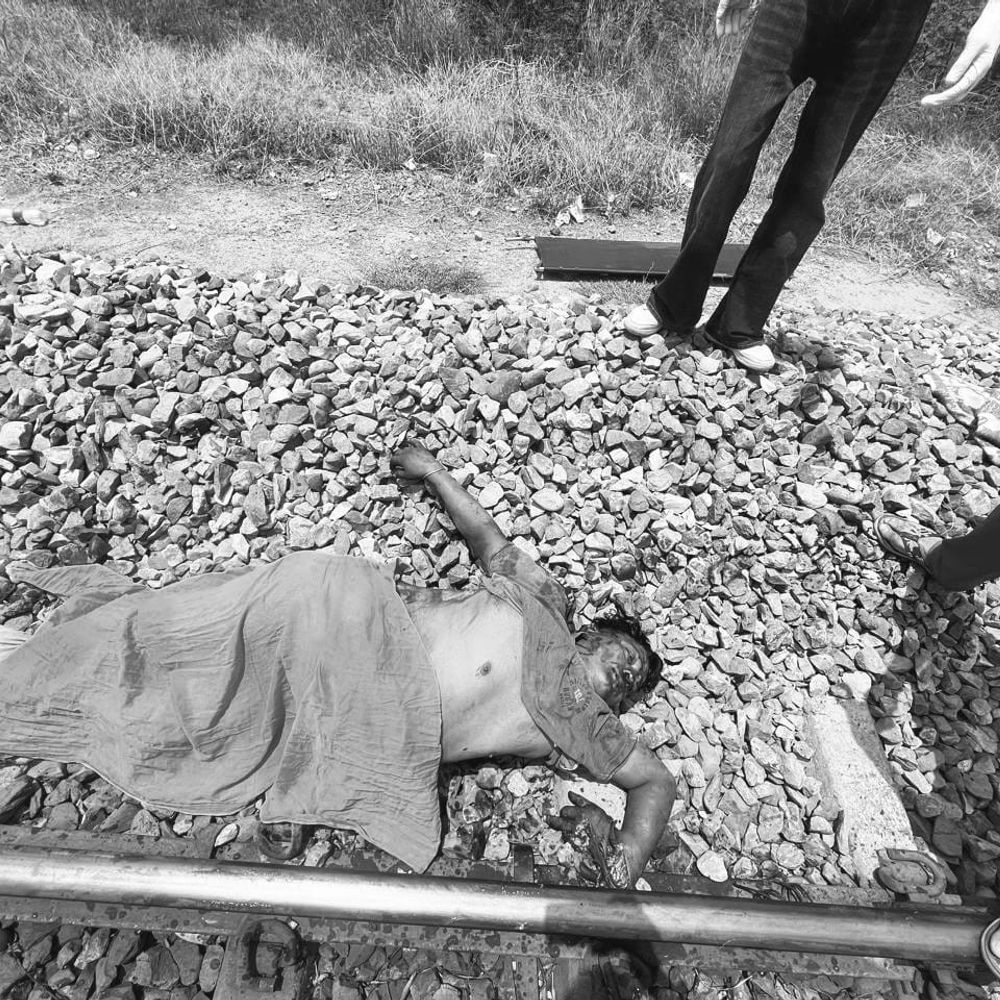 फरीदकोट में चलती ट्रेन से गिरकर व्यक्ति की मौत:पहचान नहीं, दरवाजे पर बैठते समय असंतुलित होकर गिरा, सीधे ट्रेन के नीचे आया
