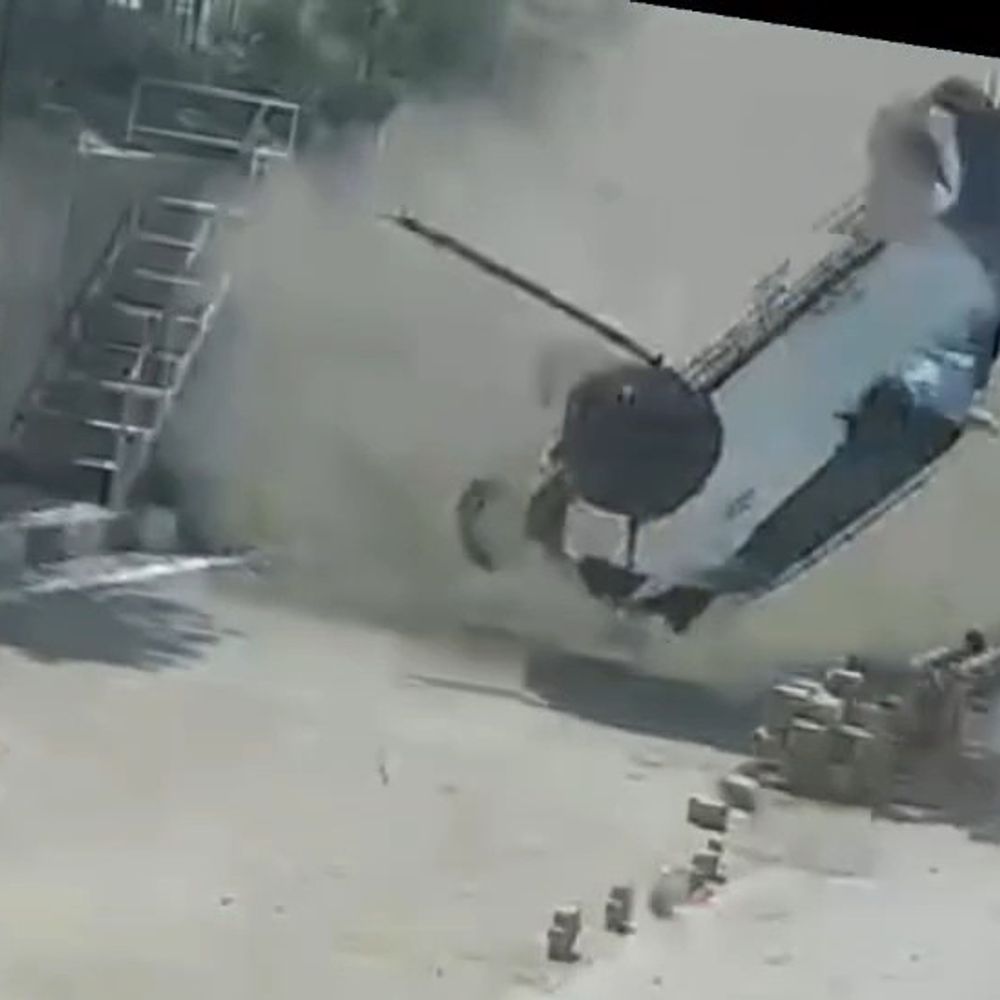 फिरोजपुर में फ्लाईओवर से नीचे गिरी बेकाबू कार:CCTV में कैद हुआ हादसा; चार सवारों में एक युवती घायल, अस्पताल रेफर