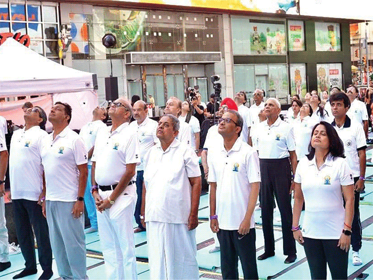 न्यूयॉर्क के टाइम्स स्क्वायर में 12,000 लोगों ने योग किया:इंडियन कॉन्सुलेट में कई देशों के राजनयिक शामिल हुए