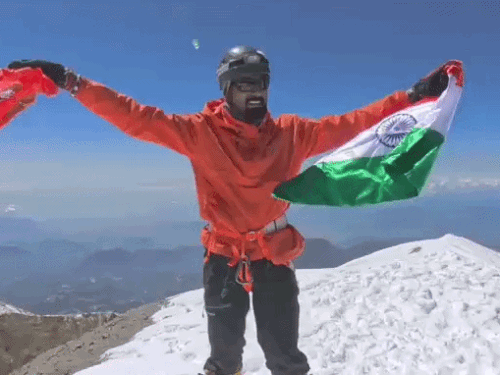 मेक्सिको की 5,636 मीटर ऊंची चोटी पर फहराया तिरंगा:रेवाड़ी के नरेंद्र यादव ने फतह की, 12 के दल में चोटी तक केवल 7 पहंचे