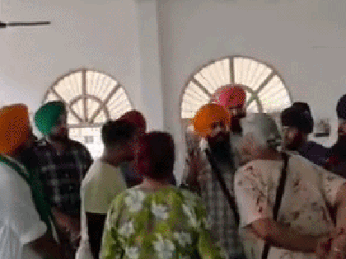 फरीदकोट के गुरुद्वारे में योग कराने का विरोध:सिख युवकों ने क्लास रुकवाई, अकाल तख्त जत्थेदार के पास पहुंचे, बोले- योगशाला बंद कराएं