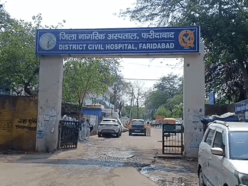 फर्जी महिला डॉक्टर पर FIR, बिना डिग्री चल रहा क्लीनिक:फरीदाबाद में स्वास्थ्य विभाग की छापेमारी; मौके पर इलाज करती मिलीं