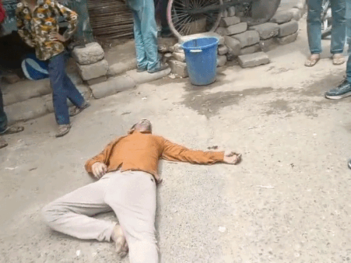 गुरुग्राम में रोडवेज बस ने राहगीरों को कुचला,VIDEO:एक की मौत; ट्रेनिंग लेने आया युवक लेकर भागा, गुस्साई भीड़ ने पथराव किया