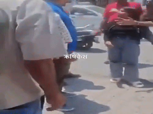 गुरुग्राम के पर्यटकों का ऋषिकेश में हंगामा CCTV:युवतियों और पुलिसकर्मियों में तीखी नोकझोंक, लोकल लोगों ने पुलिस का पक्ष लिया