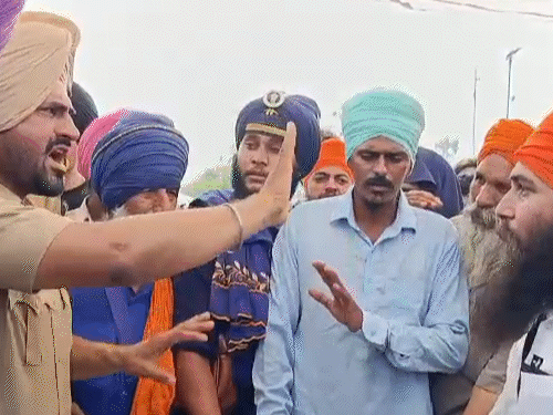 अमृतसर में पुलिस रेड के दौरान निहंग की मौत:परिजनों का लाश रख प्रदर्शन, बोले- छाती पर लात मारी; पुलिस बोली- हार्ट अटैक आया