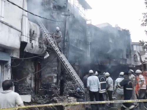 रोहतक- शोरूम मालिक समेत 3 के कंकाल मिले:NDRF दुकानों में मलबे को अभी भी खंगाल रही; दुकानदार बोले- देरी से आई फायर ब्रिगेड