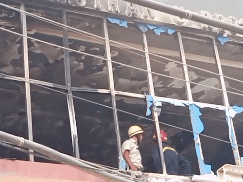 शॉर्ट सर्किट से सिंधी स्वीट्स की बिल्डिंग में लगी आग:फायर ब्रिगेड की टीम शीशे तोड़कर घुसी, नहीं मिली NOC, कुरुक्षेत्र विभाग देगा नोटिस