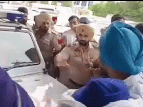 लुधियाना में निहंगों ने शिवसेना चेयरमैन की गाड़ी घेरी:शीशा तोड़ा, नारेबाजी की; टंडन बोले- मुझ पर जानलेवा हमला किया गया