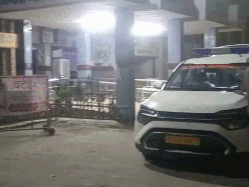 ऐलनाबाद में टहलते महिलाओं-बच्चों को कार ने मारी टक्कर:उछलकर दूर गिरे, एक की मौत, 5 घायल, पांव-कूल्हे में फ्रैक्चर, ऑपरेशन होगा