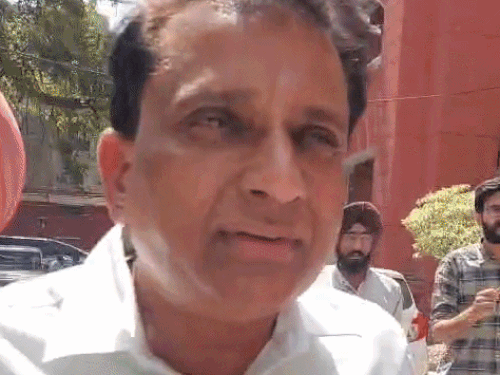 लुधियाना में अकाली कौंसलर ने SE को थप्पड़ मारे:अधिकारी ऑफिस छोड़कर भागे, पार्षद बोले- लोगों के काम रोकेंगे, तो ऐसे ही लड़ेंगे