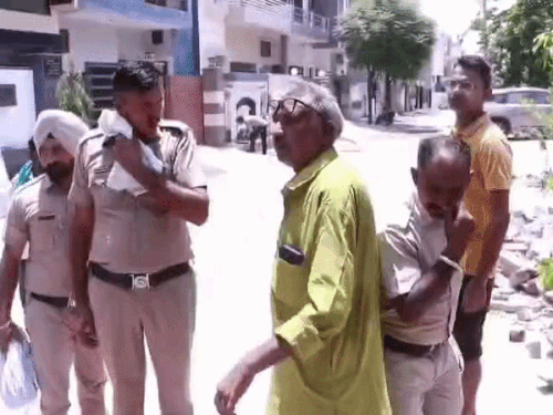 Sirsa Retired SDO Clashes HSVP Team SDO Remove Encroachments HUDA Sector Sirsa Wall Constructed On Road