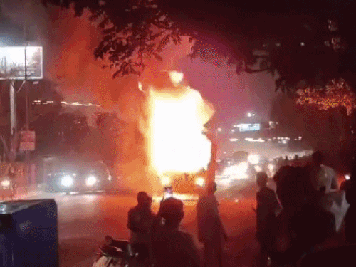 गुरुग्राम में चलता ट्रक बना आग का गोला:ड्राइवर ने कूदकर बचाई अपनी जान, सामान लेकर फरीदाबाद जा रहा, दो घंटे जाम रही सड़क