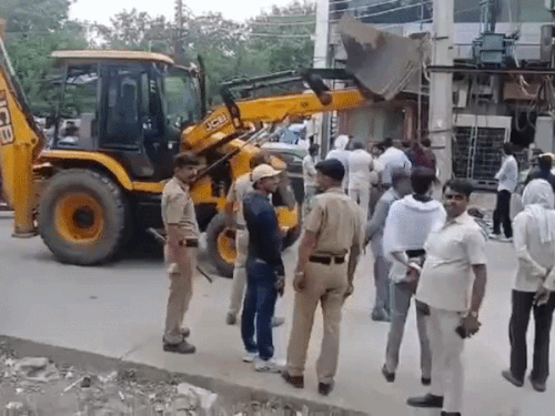 फरीदाबाद सेक्टर-16 मार्केट में चला निगम का बुलडोजर:ग्रीन बेल्ट से हटाए अवैध कब्जे, कमिश्नर बोले- नोटिस देकर दिया गया था समय ,जारी रहेगी कार्रवाही