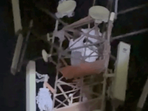 मोहाली में पत्नी से परेशान पति टावर पर चढ़ा,VIDEO:बोला- दूसरे युवक से चैट करते पकड़ा, बेटा और डेढ़ लाख रुपए लेकर चली गई