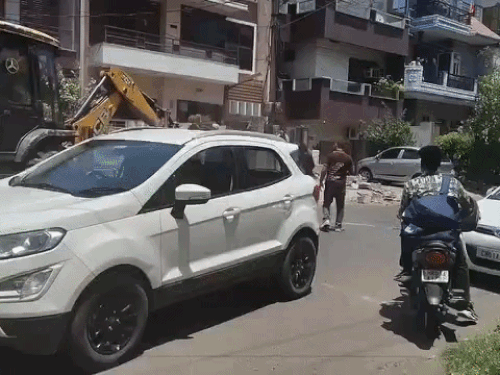 पंचकूला में एक दिन बाद थमा बुलडोजर अभियान:अब पहले सर्वे, फिर नोटिस; सेक्टरों में सरकारी जमीन पर कब्जों की होगी पहचान