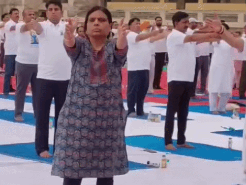 फरीदाबाद में BJP प्रदेशाध्यक्ष अर्चना गुप्ता ने किया योग:बोली-कांग्रेस को पाठयक्रम में शामिल करना चाहिए था, PM के प्रयासों से मिली पहचान