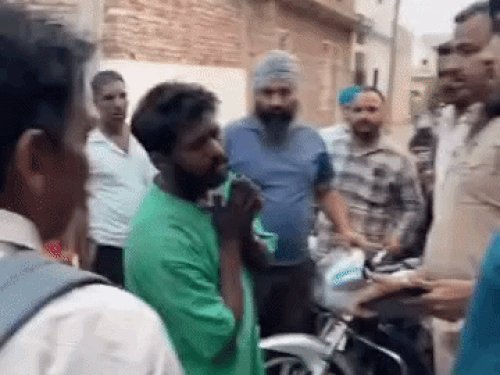 पंचकूला में युवक की पिटाई का VIDEO:पुलिसकर्मी ने जूते से मारी ठोकर, 6 थप्पड़ जड़े; लोगों ने भी की धुनाई