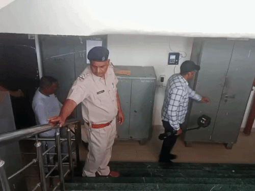 बम की थ्रेट ईमेल पर पंचकूला मेयर कार्यालय खाली करवाया:पंचकूला में अलर्ट; बम स्क्वैड ने की जांच, कई बड़े मंदिरों को टारगेट बताया