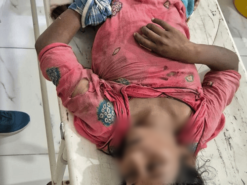 सड़क पार कर रही महिला को कार ने कुचला, मौत:रेवाड़ी में लुखी बस स्टैंड के पास हादसा; तीन बच्चों की मां