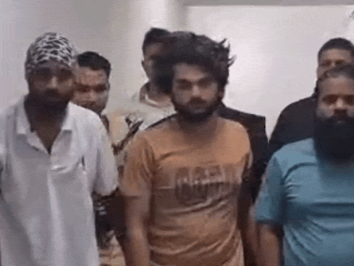 गुरुग्राम में कार चोर गिरोह का भंडाफोड़, 3 गिरफ्तार:चोरी की गाड़ी इलेक्ट्रॉनिक डिवाइस बरामद; 5 मामले सुलझे, राजस्थान के रहने वाले