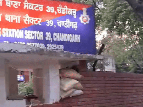 चंडीगढ़ में नाबालिग के हाथ में लगी गोली:पहले बोला- किसी ने फायरिंग की; पूछताछ में खुलासा- खुद से चली पिस्टल