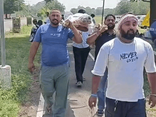 चंडीगढ़ में कैब ड्राइवरों का प्रदर्शन:प्रशासन की प्रतीकात्मक अर्थी निकाली, नारेबाजी की; 16 जून को बड़ी हड़ताल की चेतावनी