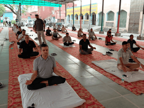 उचाना में अंतर्राष्ट्रीय योग दिवस पर योग शिविर:एसडीएम रमित यादव ने किया शुभारंभ; अधिकारियों-कर्मचारियों ने किया योगाभ्यास