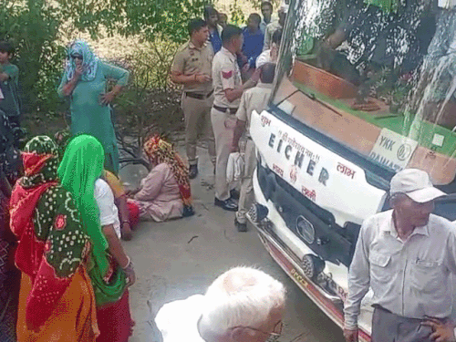 रेवाड़ी के तिहाड़ा में रोड जाम; SDM-SHO पहुंचें:ग्रामीण बोलें; किसी को हारी-बीमारी हो तो अस्पताल कैस जाएं, बिजली तो आएगी तब आएगी