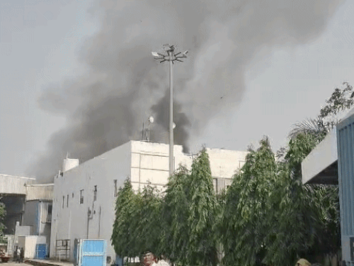 रेवाड़ी के मालपुरा की कंपनी में लगी आग:बनाए जाते हैं गाड़ियों के सोकर, अफरा-तफरी मची, बुझाने के लिए पहुंची फायर ब्रिगेड