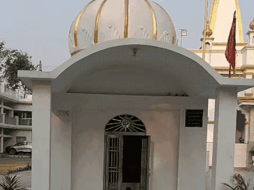 चंडीगढ़ में श्री प्रणामी मंदिर का चोरी दानपात्र मिला:कैश गायब, दीवार के पास फेंका, पुजारी की युवाओं से अपील- मेहनत का रास्ता चुनो