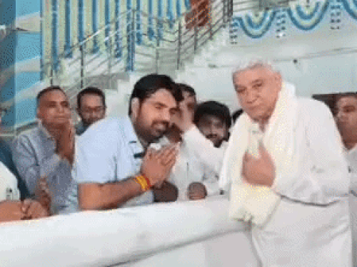जेल से छूटा रामपाल बोला-मेरे पास MLA बनाने की चाबी:BJP विधायक ने पैर छूए, खरखौदा में पहली बार कमल खिलने का श्रेय दिया