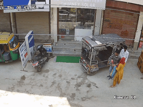 रेवाड़ी में फौजी की पत्नी के कुंडल उतरवाए, VIDEO:बाजार में महिला को बातों में फंसाया; रूमाल घुमाकर किया सम्मोहित