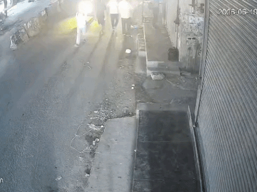 सोनीपत 2 सेकंड में मोबाइल झपटकर फरार हुए बाइक सवार,VIDEO:सीसीटीवी में कैद हुई वारदात; बात करते हुए CSE सेंटर संचालक घर जा रहा था