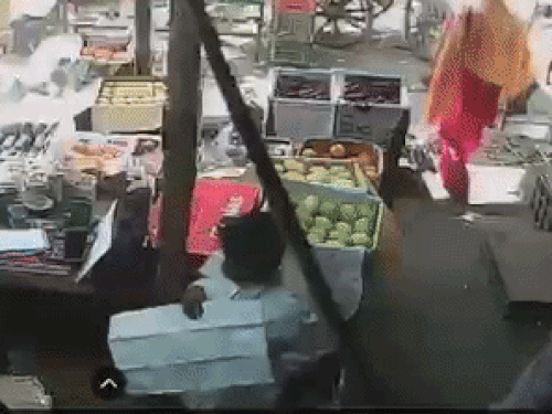 चंडीगढ़- कारोबारी का कैश से भरा बैग चुराने का VIDEO:3 युवक दुकान में घुसे, रेकी की, सफेद कागज के नीचे छिपाकर ले गए