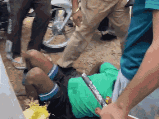 सड़क पर गिराकर ठोकरें मारने वाला SPO बर्खास्त:पंचकूला DCP की कार्रवाई; 11 सेकेंड में 7 थप्पड़ जड़े, बेसुध होकर गिरा युवक, हाथ जोड़ता रहा