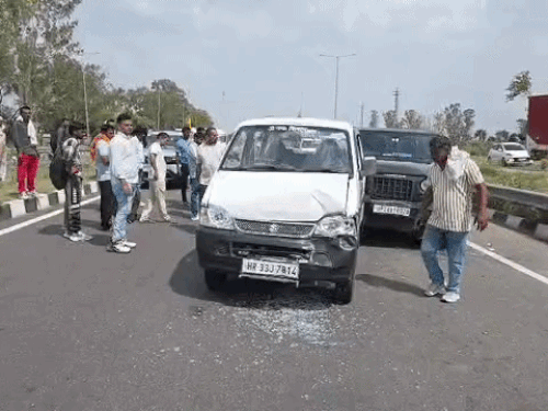सोनीपत में आधा दर्जन वाहन एक-दूसरे से भिड़े:तेज रफ्तार क्रूजर की टक्कर से हुआ हादसा; पास में लगी थी मीठे पानी की छबील