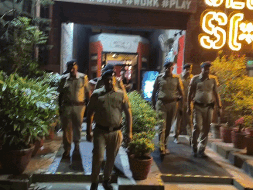 पंजाब में फायरिंग के बाद चंडीगढ़ हाई अलर्ट पर:पूरा शहर सील, क्लब-बार में आधी रात तक चली चेकिंग, संदिग्धों से पूछताछ