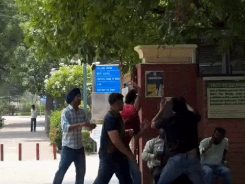 चंडीगढ़ में कॉलेज के बाहर छात्र से मारपीट:तमाशबीन बने रहे लोग; वीडियो बनाते रहे युवक, पुलिस बोली- शिकायत मिलेगी तो होगी कार्रवाई