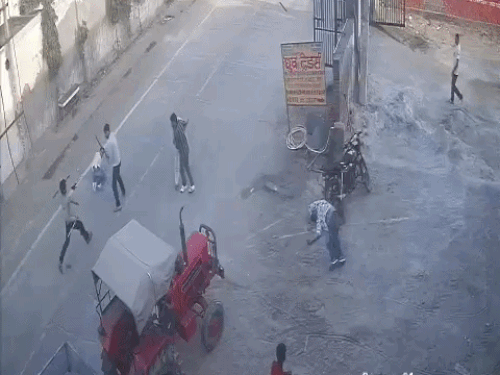 क्रेटा-इनोवा की टक्कर के बाद झगड़ा,थार से कुचलने का प्रयास-VIDEO:फरीदाबाद में डंडा लगते ही युवक बेहोश, सड़क पर गिराकर पैर तोड़े