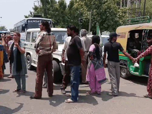 नाबालिगा से रेप के आरोपी के परिजनों ने किया चक्का-जाम:परिजनों का आरोप, पुलिस ने कर दी हत्या, पुलिस बोली-जेल में है आरोपी