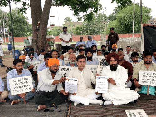 चंडीगढ़ मेयर कैब-ऑटो चालकों की हड़ताल के समर्थन में आए:कहा-मांगों पर प्रशासन से करेंगे बात; सेक्टर-25 के रैली ग्राउंड पहुंचे