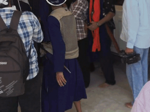 मोहाली के गुरुद्वारा सिंह शहीदां में हंगामा:रिहा होकर लौटे निहंग बाबा जसदीप सिंह पर हमले की कोशिश; समर्थकों ने आरोपी को दबोचा